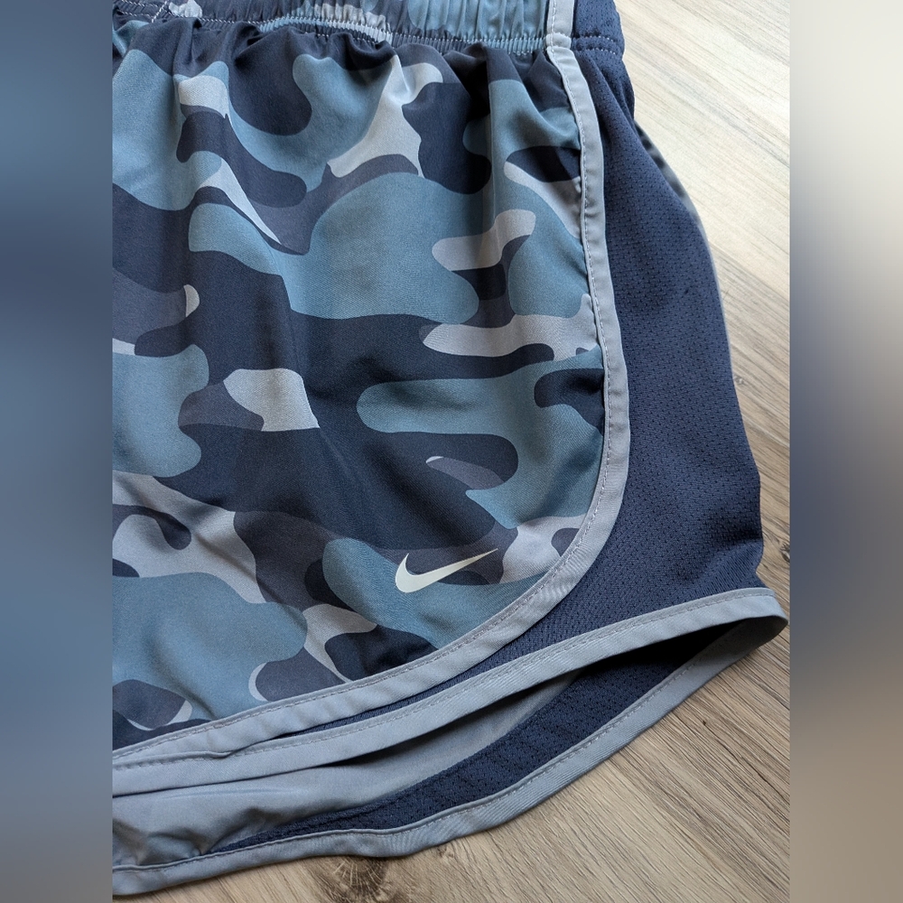 Women's Nike Athletic Shorts Medium Like New Camo‎ Print - Picture 2 of 4